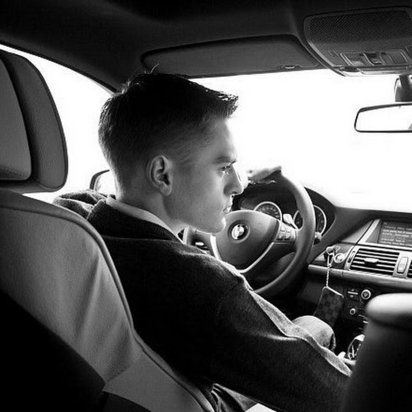 Парень на машине