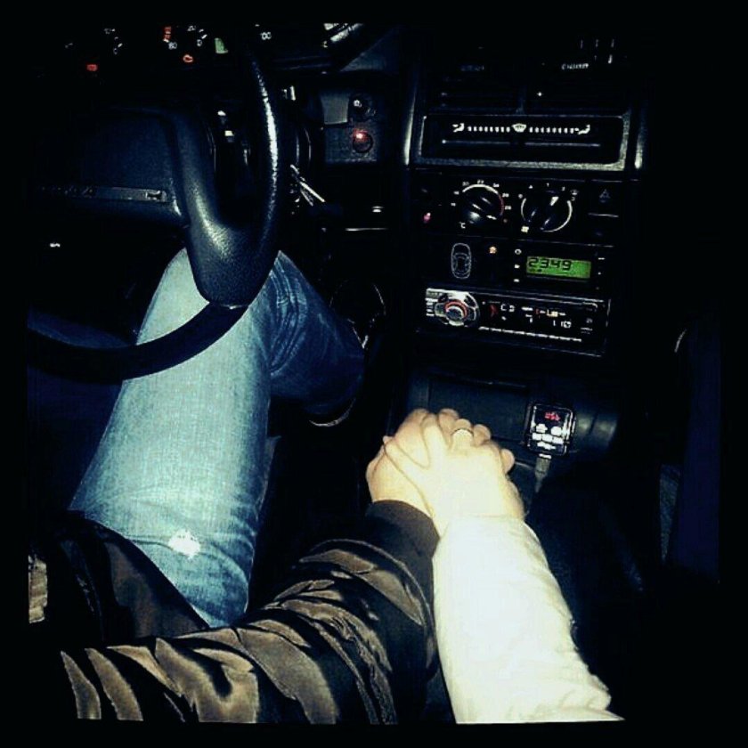 Парень с девушкой в машине без лица