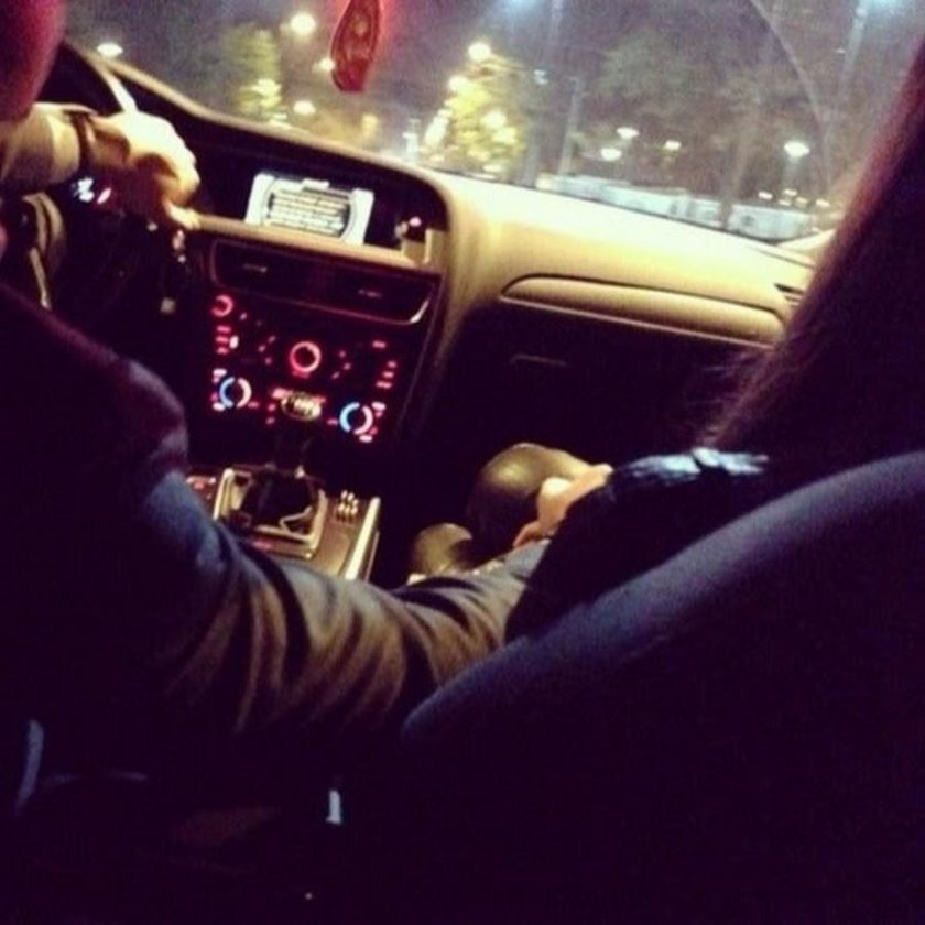 Парень с девушкой в машине