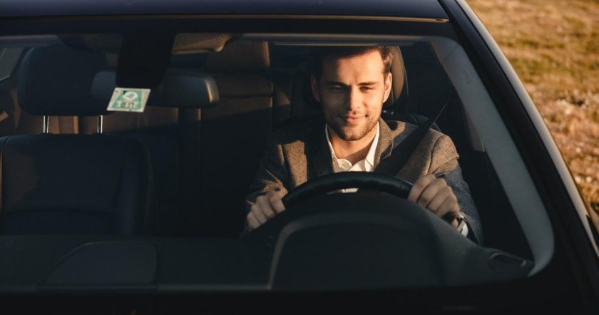 Мужчина за рулем вид спереди