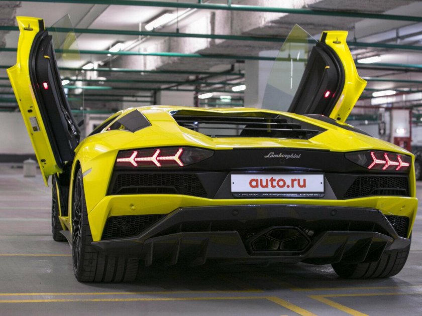 Желтая ламборгини