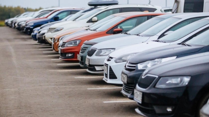 Машина на парковке