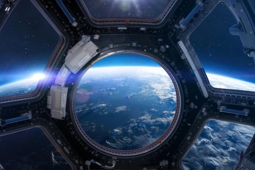 Вид из иллюминатора в космосе