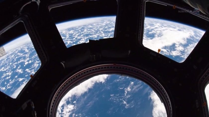 Иллюминатор космического корабля МКС