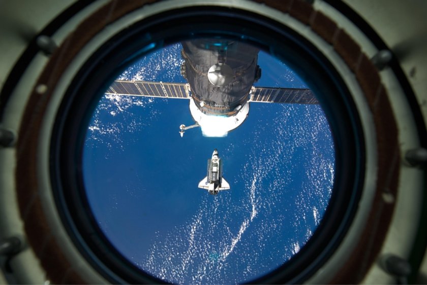 Иллюминатор космического корабля МКС