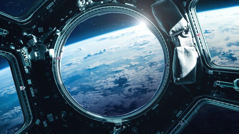 Иллюминатор космического корабля МКС