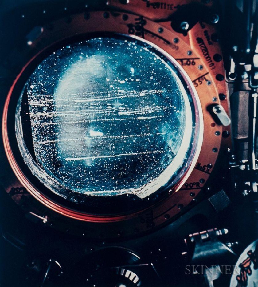 Космонавт МКС иллюминатор