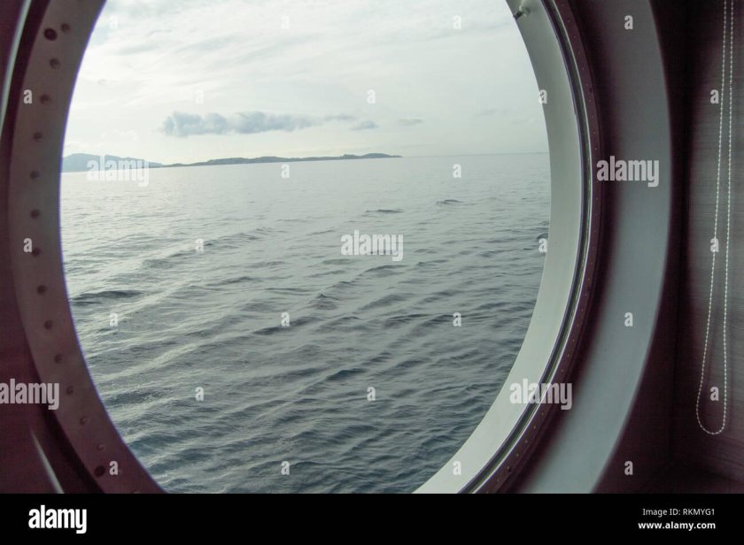 Вид на море через иллюминатор