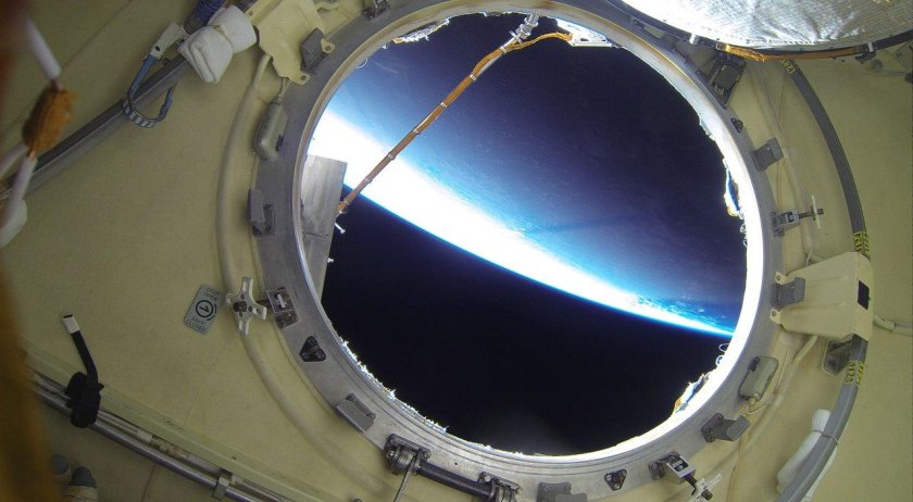 Иллюминатор космического корабля МКС