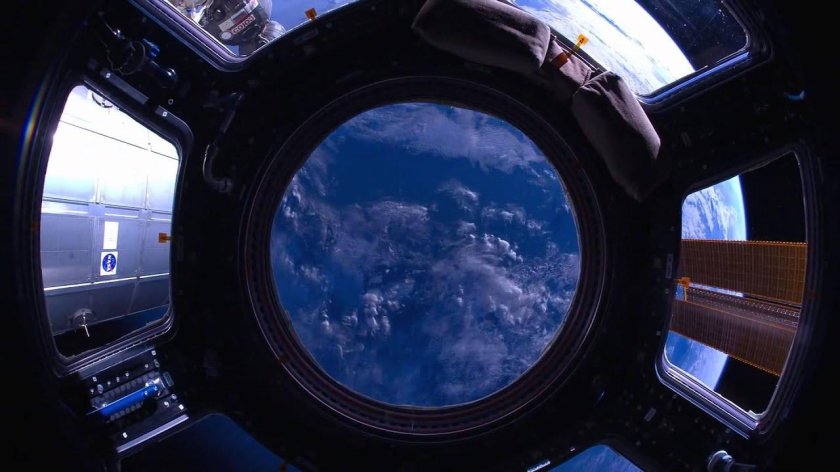 Иллюминатор космического корабля МКС
