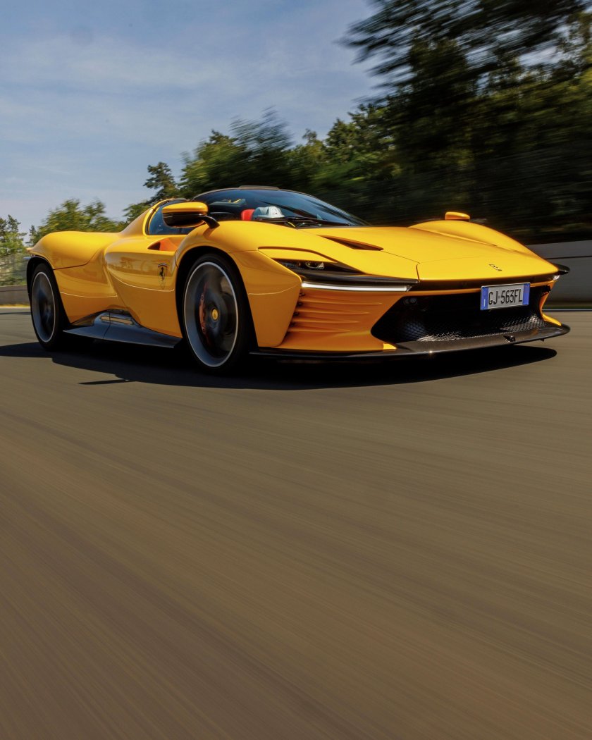 Феррари в движении