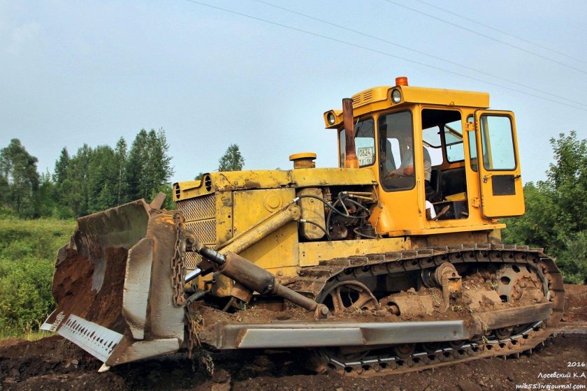 Тракторный тягач дозировщик