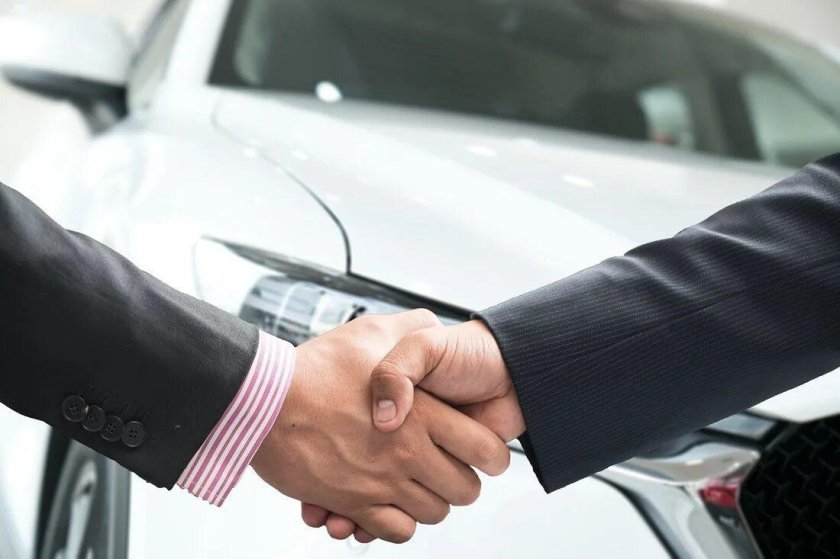Рукопожатие у машины