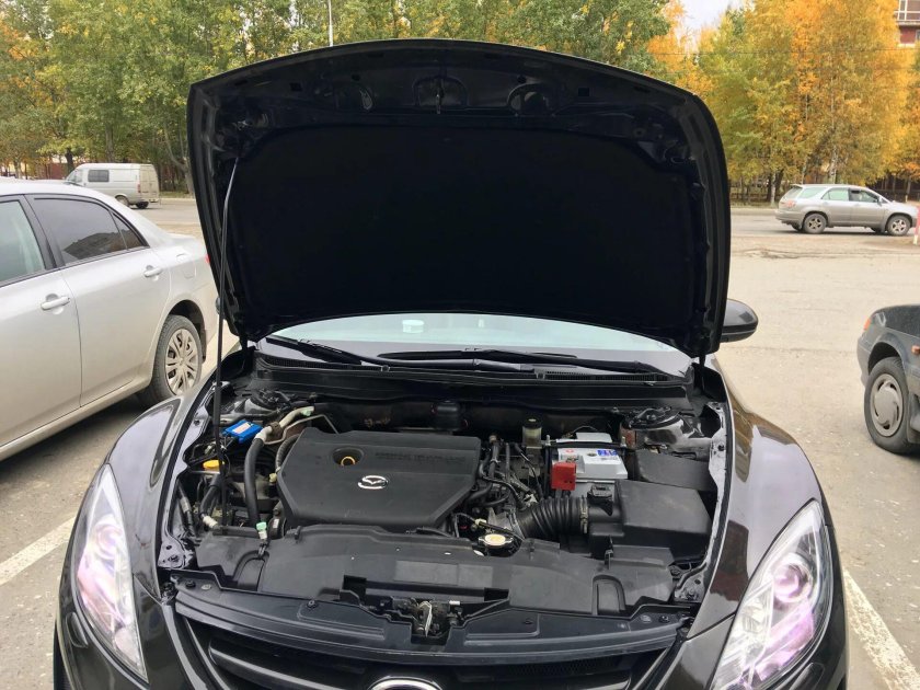 Открытый капот Мазда 6