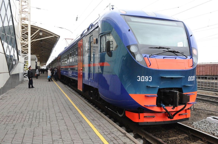 Пригородный поезд