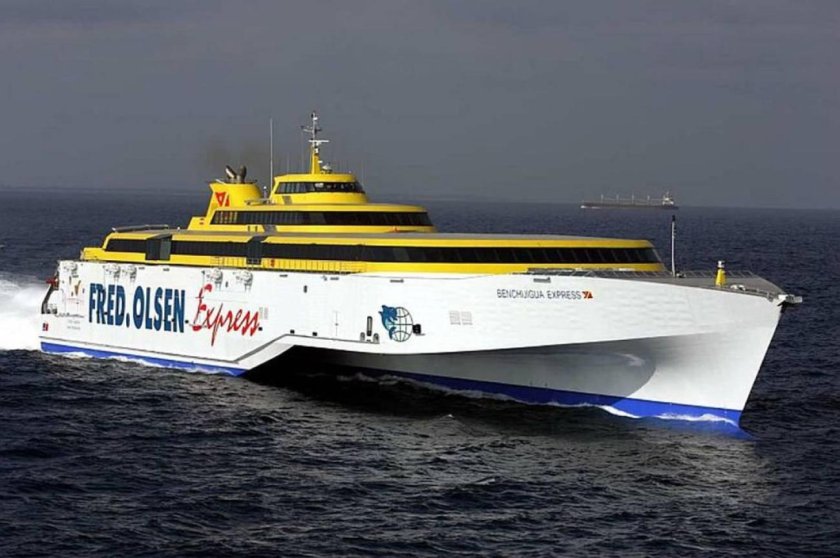 Тримаран Benchijigua Express