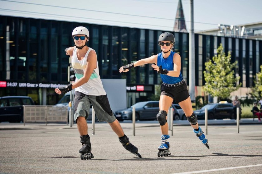 Кататься на роликах