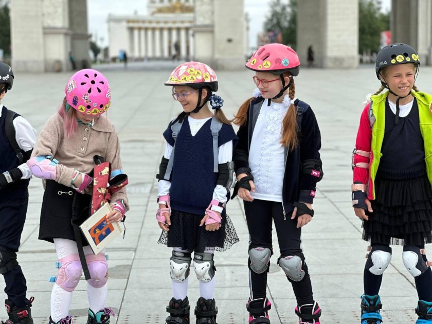 Дети катаются на роликах