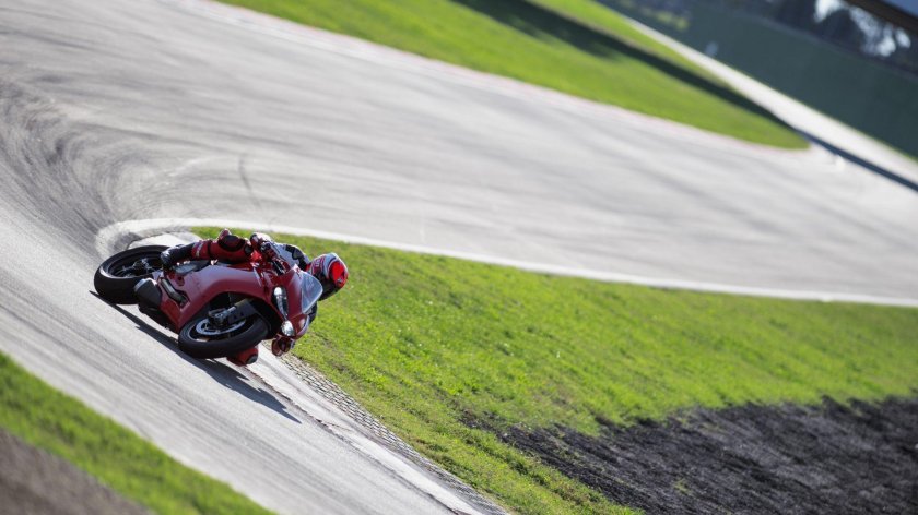 Ducati Panigale на гонках в повороте