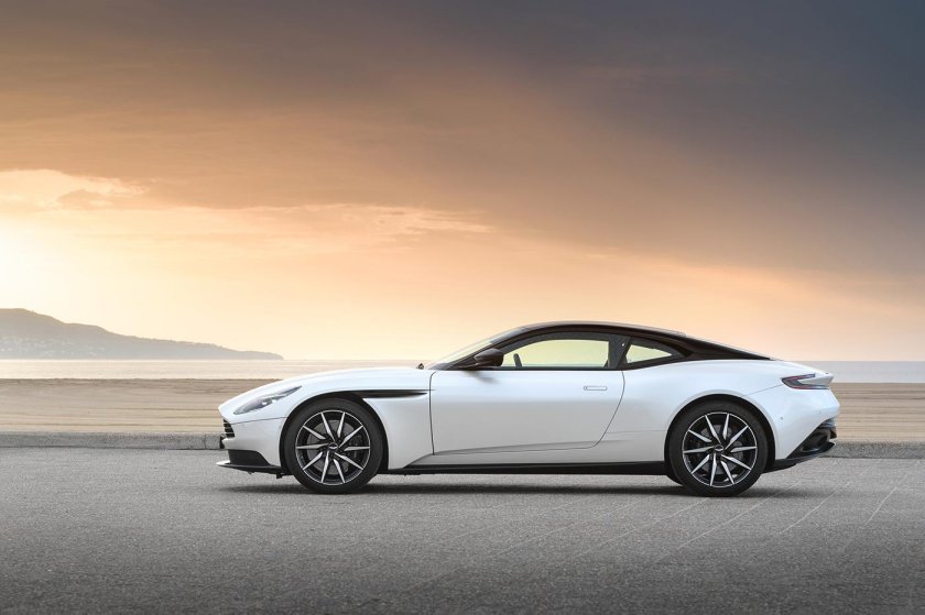 Aston Martin db11 v8