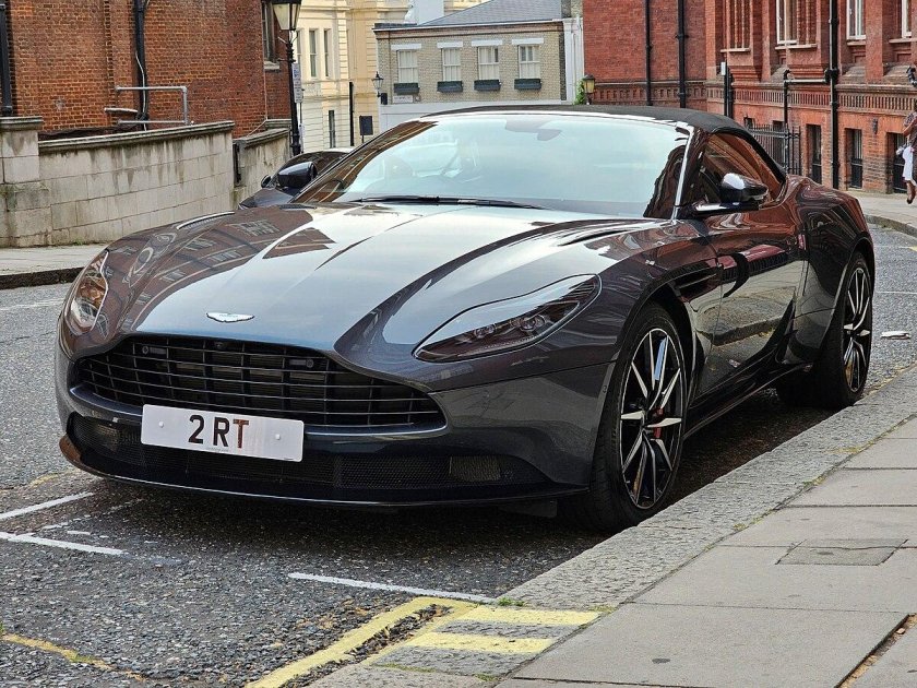 Aston martin db 11 volante