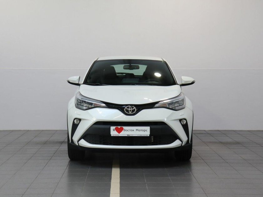 Белая тойота