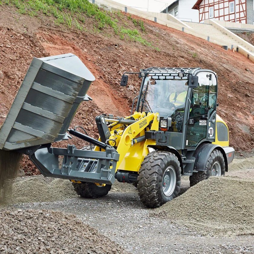 Шарнирно сочлененный погрузчик