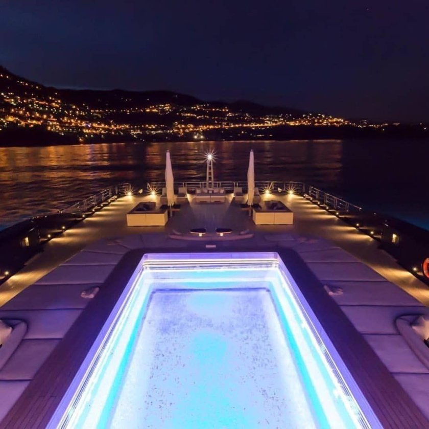 Яхта с бассейном