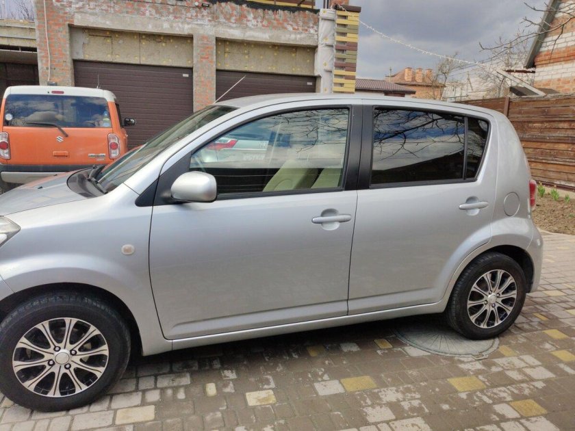 Серебристая тойота