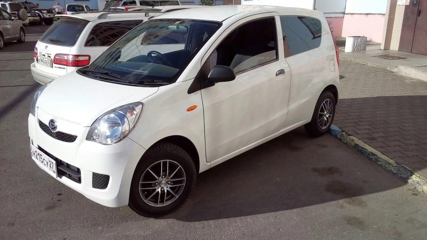 Daihatsu Mira l275