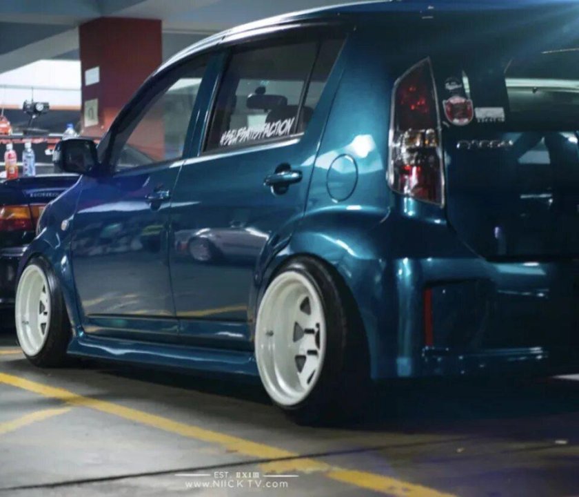 Daihatsu YRV stance