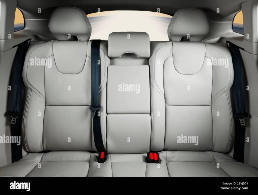 Салон машины спереди