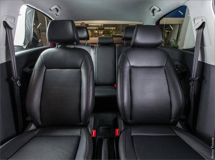 Салон машины спереди и сзади
