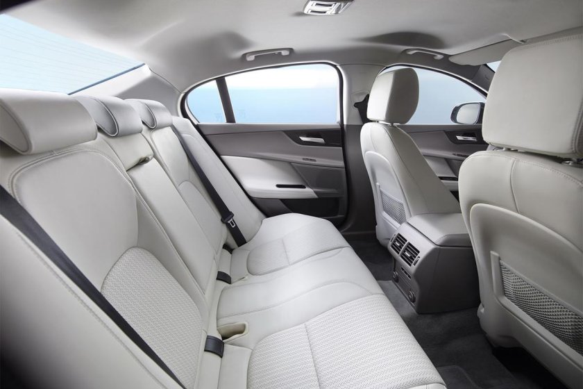 Ягуар XF салон сзади