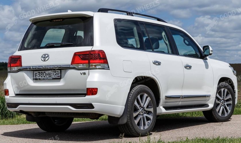 Toyota Land Cruiser 200 белый сзади
