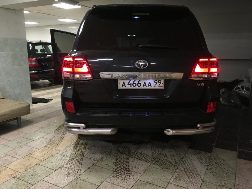 Toyota Land Cruiser 200 сзади
