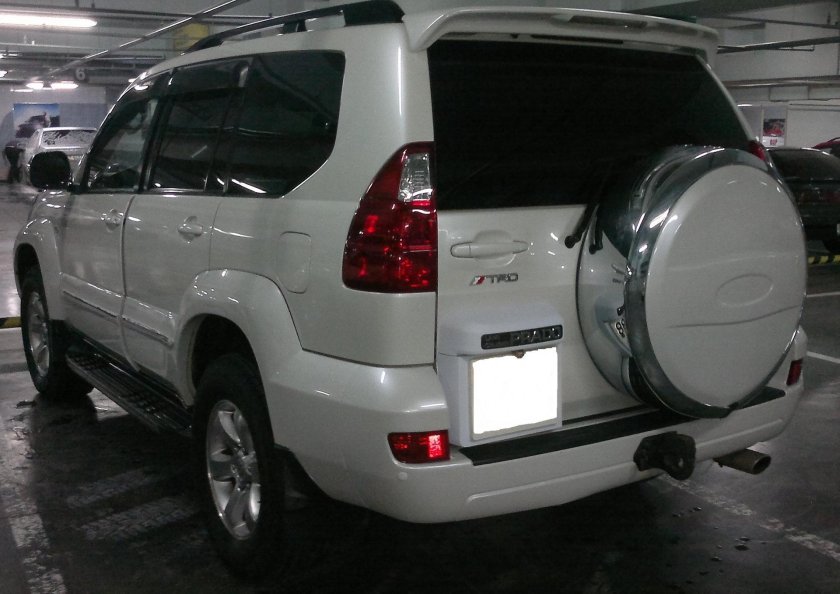 Тойота ленд Крузер 120 сзади