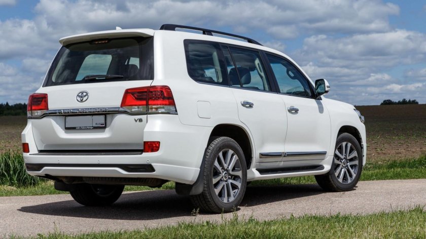 Land Cruiser 200 Executive сзади