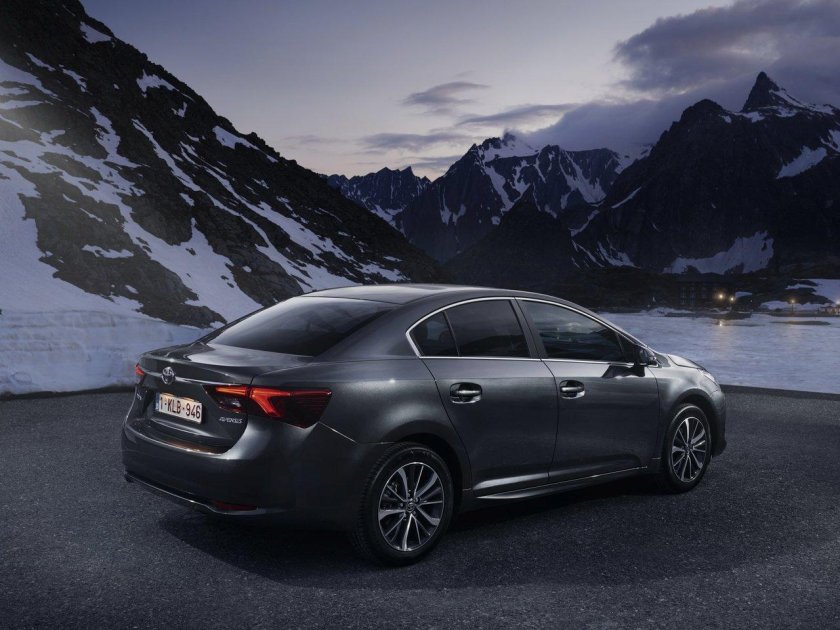 Тойота Авенсис 2015 седан