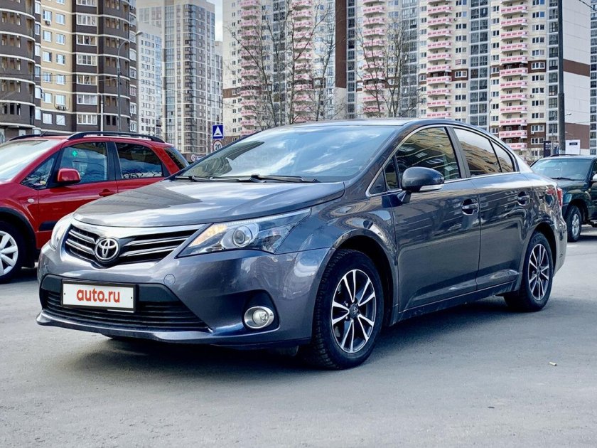 Тойота Авенсис 2014 седан
