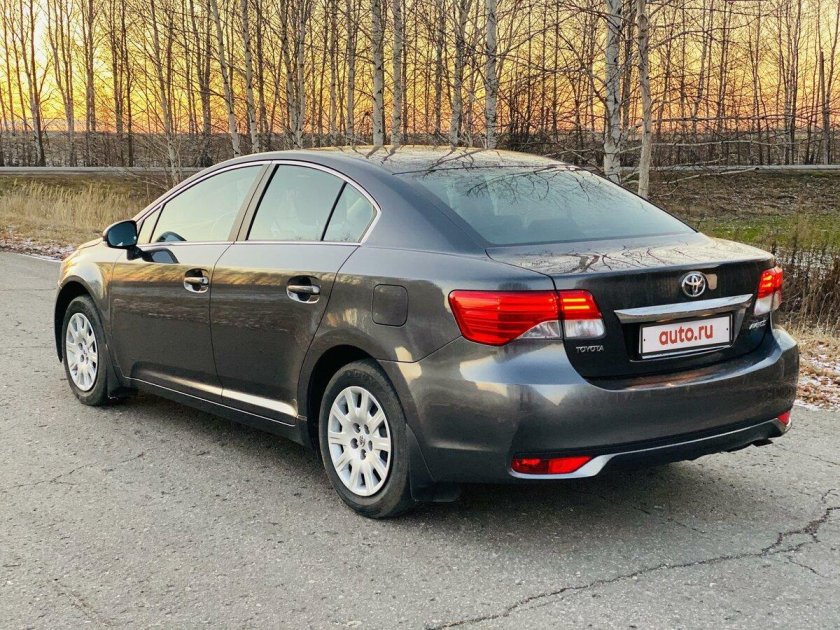 Toyota avensis 2011 седан