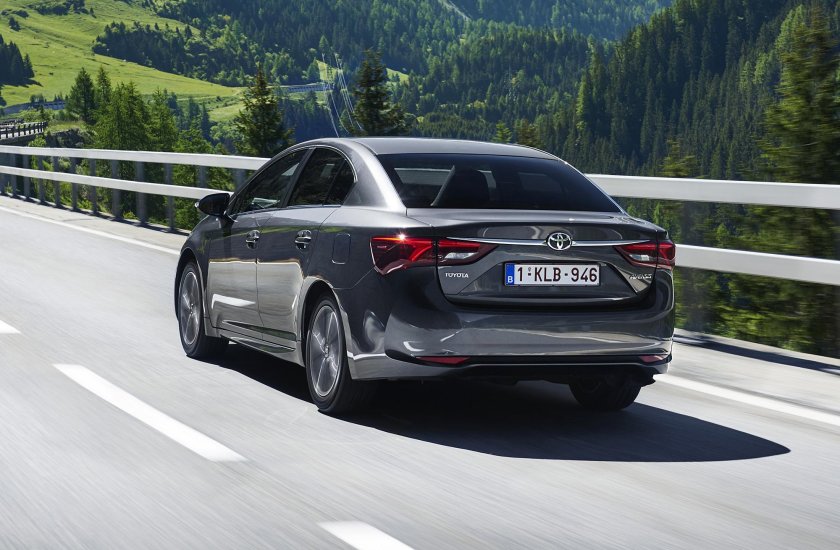 Тойота авенсис 2015 седан