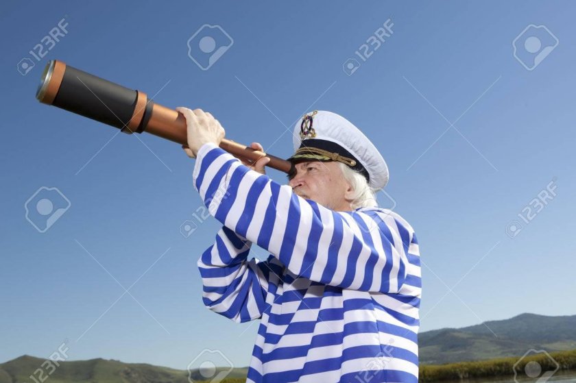 Капитан с биноклем