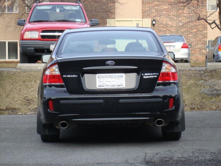 Subaru Legacy сзади
