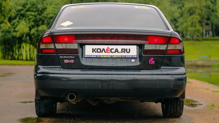 Субару Легаси сзади