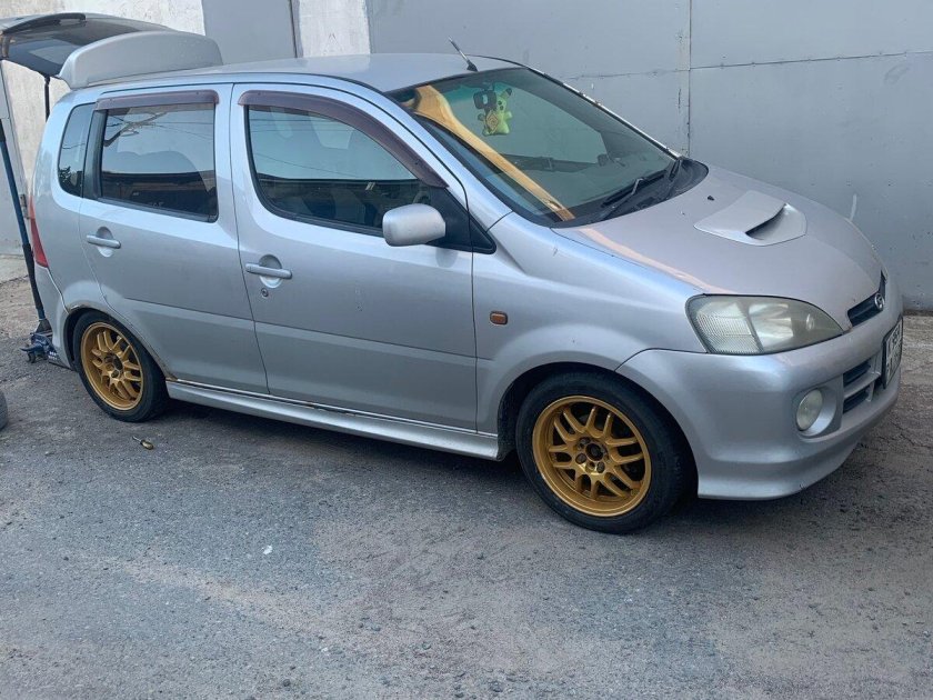 Daihatsu yrv 2003
