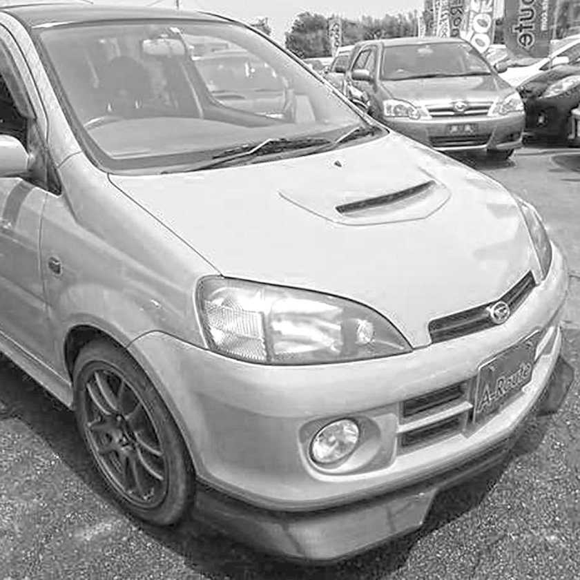 Daihatsu YRV 2004