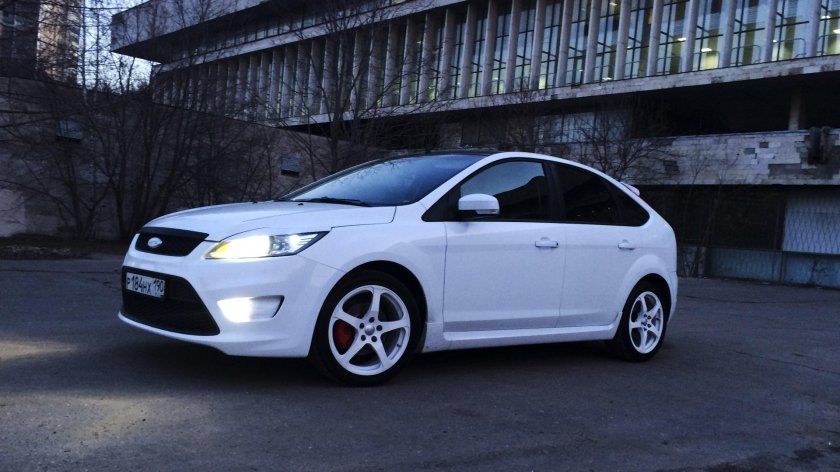 Ford Focus 2 хэтчбек белый