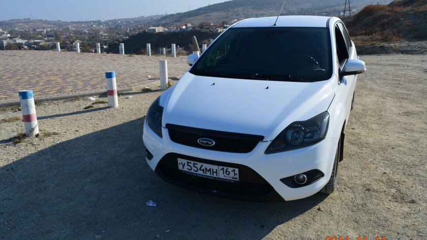 Белый тонированный Форд фокус 2