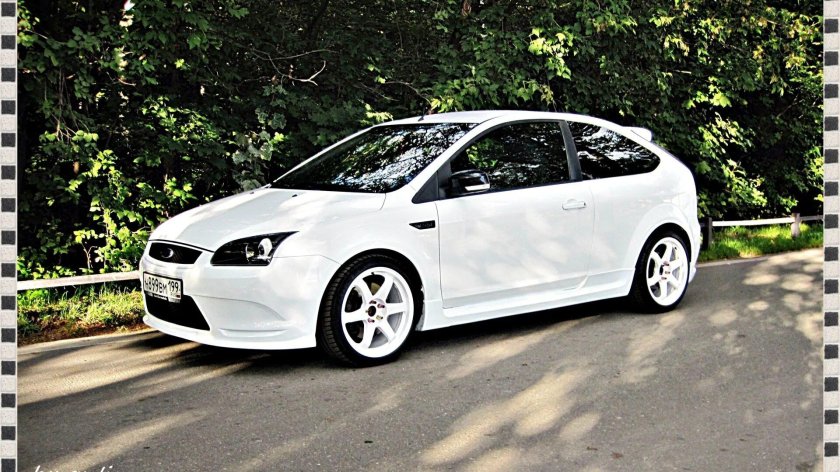 Белый Форд фокус 2 Рестайлинг на 17 дисках